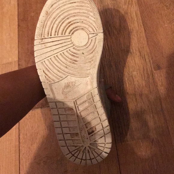 Air Jordan 1 Retro High Premium Women's Shoe - Picture 4 of 5